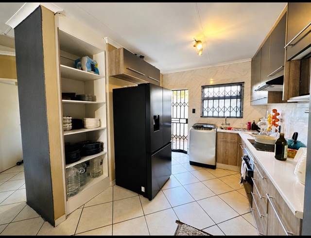 2 BEDROOM TOWNHOUSE FOR SALE IN LAMBTON GARDENS